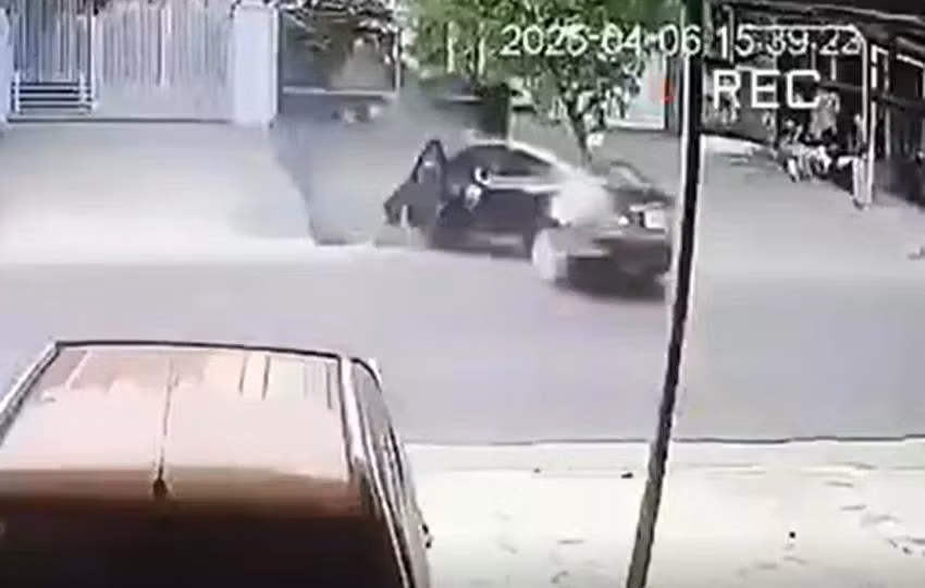 Camera an ninh ghi lại cảnh "xe điên" chạy loạn xạ, tông chết một người. Ảnh: MT