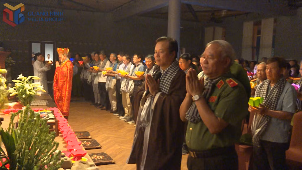 Thắp nến tri ân bày tỏ lòng biết ơn, thành kính với những công lao đóng góp, sự hy sinh to lớn của các anh hùng liệt sĩ, thân nhân các anh hùng liệt sĩ.