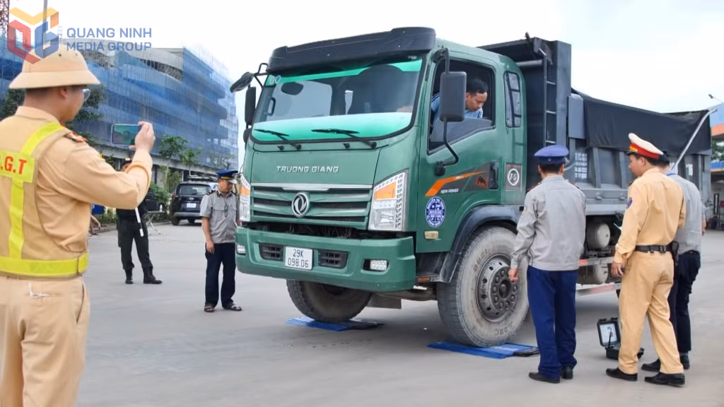 Quý I năm 2025,Trạm Kiểm tra tải trọng xe Quảng Ninh, (Sở Xây dựng) và Phòng CSGT (Công an tỉnh) phối hợp kiểm tra, xử lý 205 phương tiện vận chuyển vật liệu chở hàng quả tải, quá khổ.