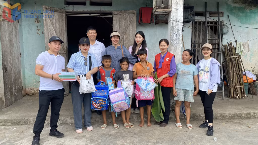 Hội Chữ thập đỏ huyện Hải Hà phối hợp với các đơn vị tặng đồ dùng học tập cho các em học sinh hoàn cảnh khó khăn tại xã Quảng Minh (huyện Hải Hà). Ảnh Dương Trường