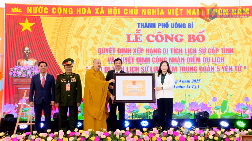 Lãnh đạo UBND tỉnh trao Quyết định xếp hạng Di tích lịch sử cấp tỉnh “Khu di tích lịch sử lưu niệm Trung đoàn 5 Yên Tử”.