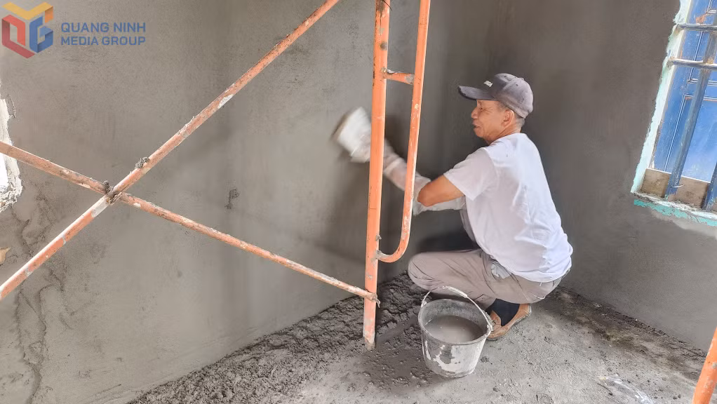 Gia đình ông Phạm Cẩm (người hoạt động kháng chiến có huân huy chương), thôn Giếng Sen, xã Tiền An, TX Quảng Yên tất bật sửa chữa lại nhà ở.