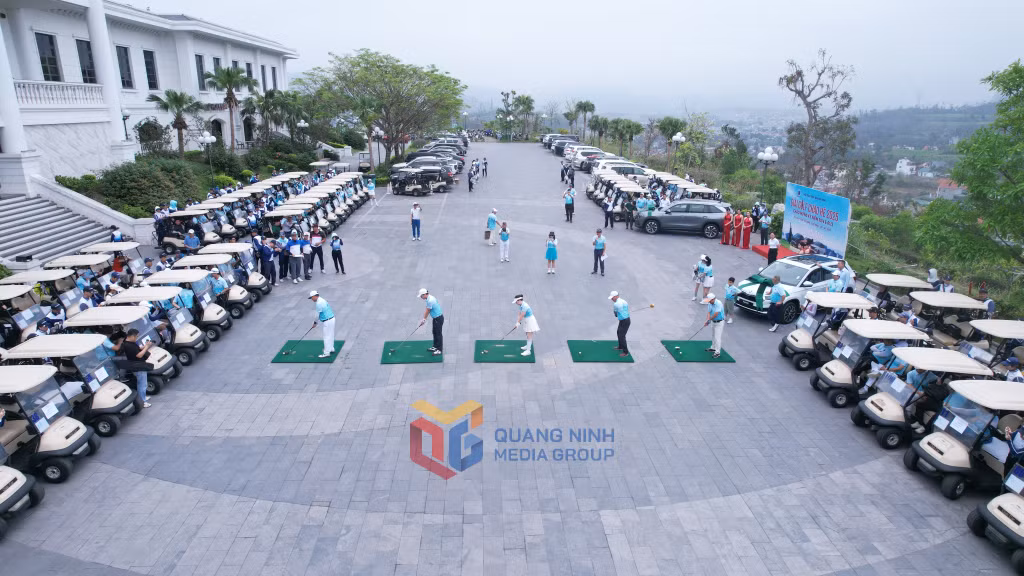 Ban tổ chức Giải Golf chào hè 2025 thực hiện nghi thức phát bóng