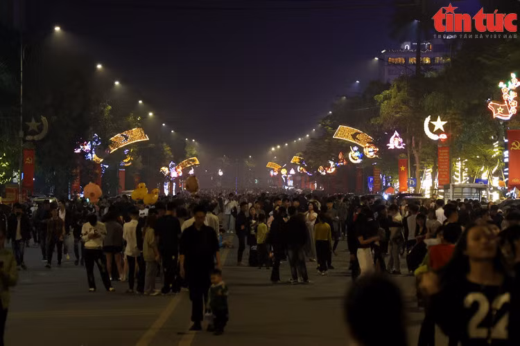 Cầu đi bộ Công viên Văn Lang trở thành điểm hẹn văn hóa, thu hút dòng người đổ về chiêm ngưỡng pháo hoa.