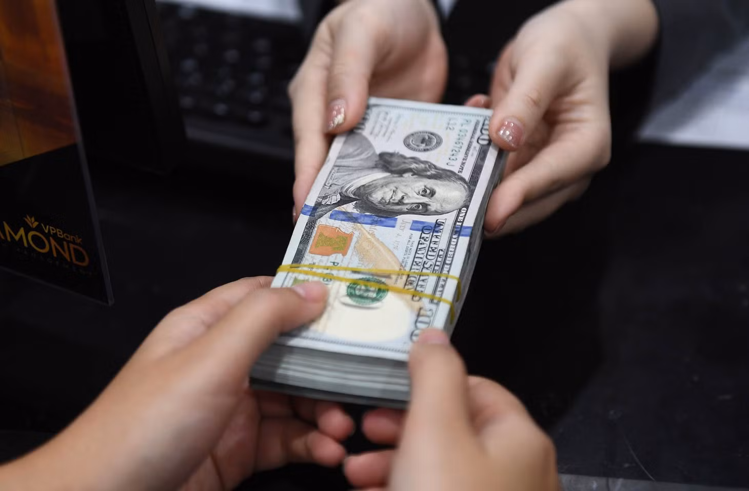 Giá USD ngân hàng tăng mạnh, vượt 26.100 đồng. Ảnh: Nam Khánh