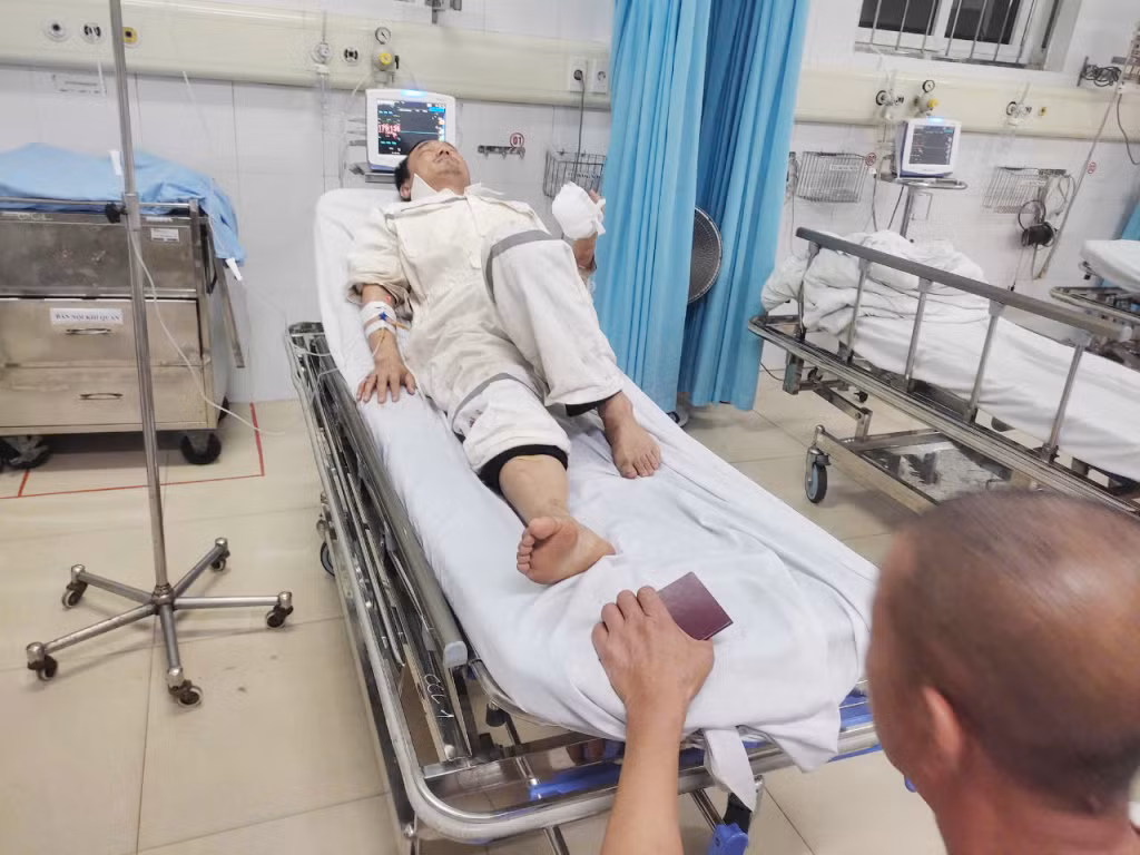 Thuyền viên tàu hàng bị nạn được đưa vào bệnh viện Bãi Cháy cấp cứu kịp thời. 