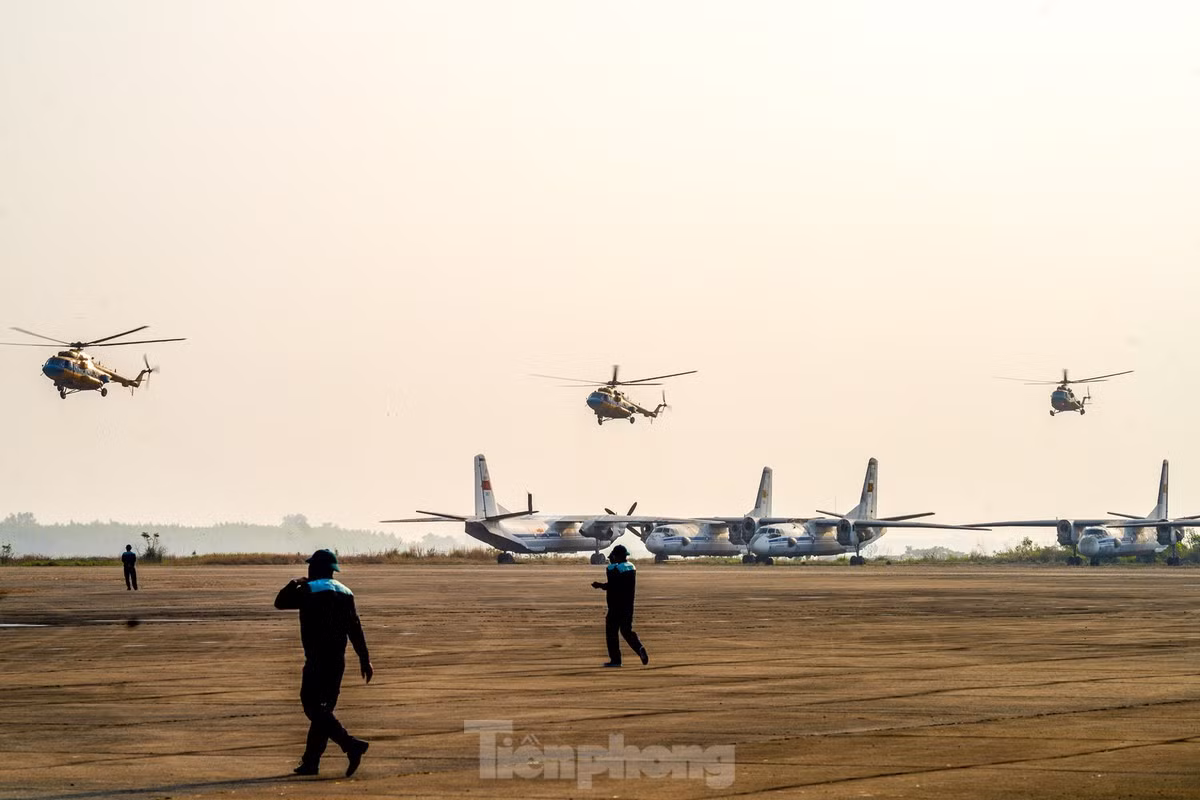 Ban bay phi đội trực thăng lướt qua bãi đỗ.