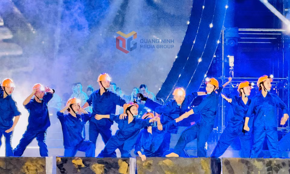 và hạnh phúc trong cuộc sống đời thường được tái hiện trên sân khấu chính.