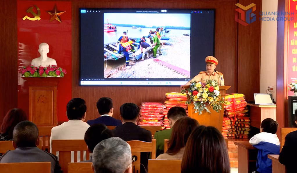Bên cạnh việc tuyên truyền về ATGTđường thủy nội địa, cán bộ phòng CSGT (Công an tỉnh) còn thông tin đến bà con ngư dân một số quy định mới về ATGT đường bộ.