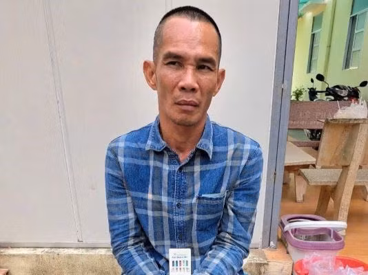 Công an Sóc Trăng kịp thời bắt giữ đối tượng có biểu hiện “ngáo đá” dùng dao kề vào cổ, đe dọa người đàn ông. Ảnh: Công an tỉnh Sóc Trăng