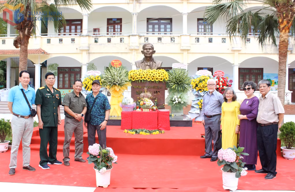 Tượng đài Anh hùng LLVT nhân dân, Liệt sĩ Đào Phúc Lộc tại Trường Tiểu học Đào Phúc Lộc (TP Móng Cái).