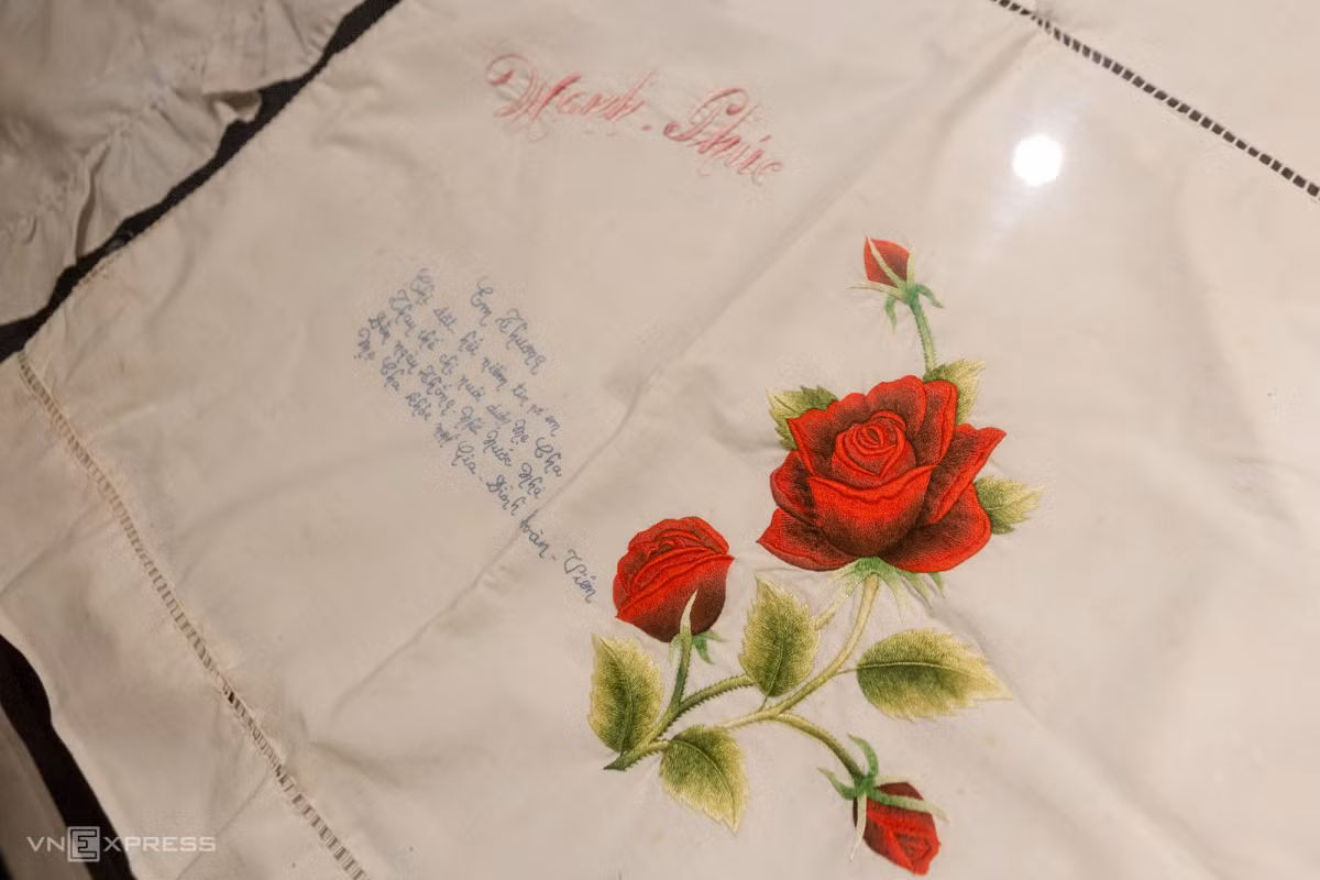 Chiếc khăn thêu tay của một người chị động viên người em và gia đình chờ ngày đoàn viên, đất nước thống nhất trưng bày tại bảo tàng.
