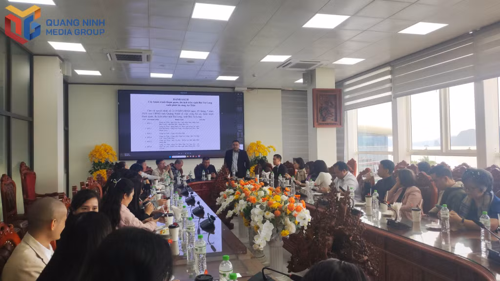 Đoàn famtrip tìm hiểu về 6 hành trình du lịch mới xuất phát từ cảng Ao Tiên.