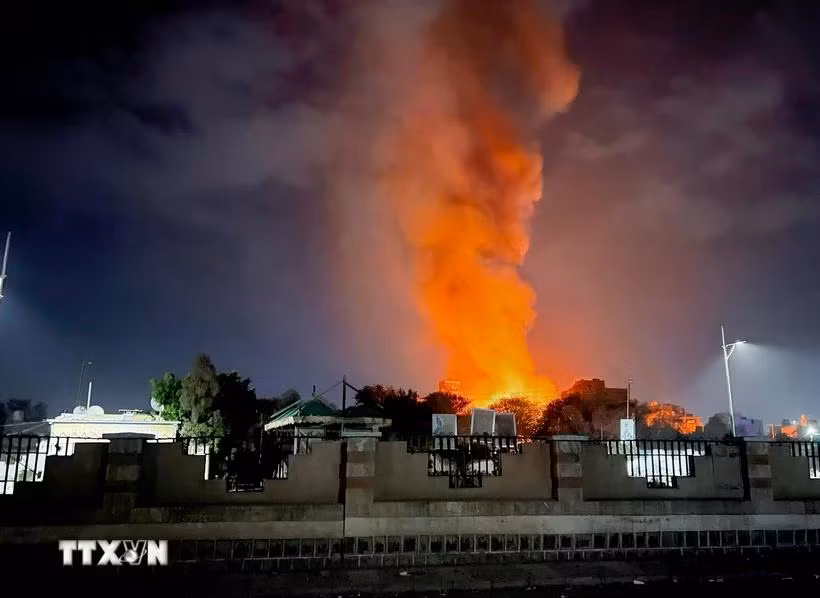 Khói bốc lên từ địa điểm ở thủ đô Sanaa, Yemen sau cuộc không kích của Mỹ ngày 19/3. (Ảnh: THX/TTXVN)