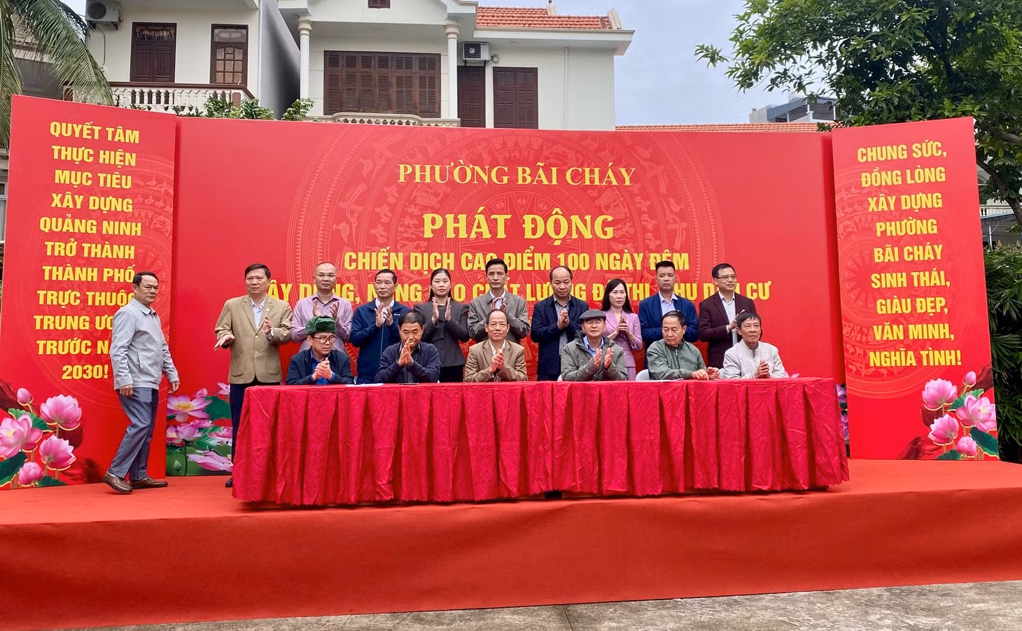 Đại diện các khu phố trên địa bàn phường Bãi Cháy ký cam kết thực hiện chiến dịch “100 ngày đêm nâng cấp chất lượng đô thị, hạ tầng khu dân cư”.