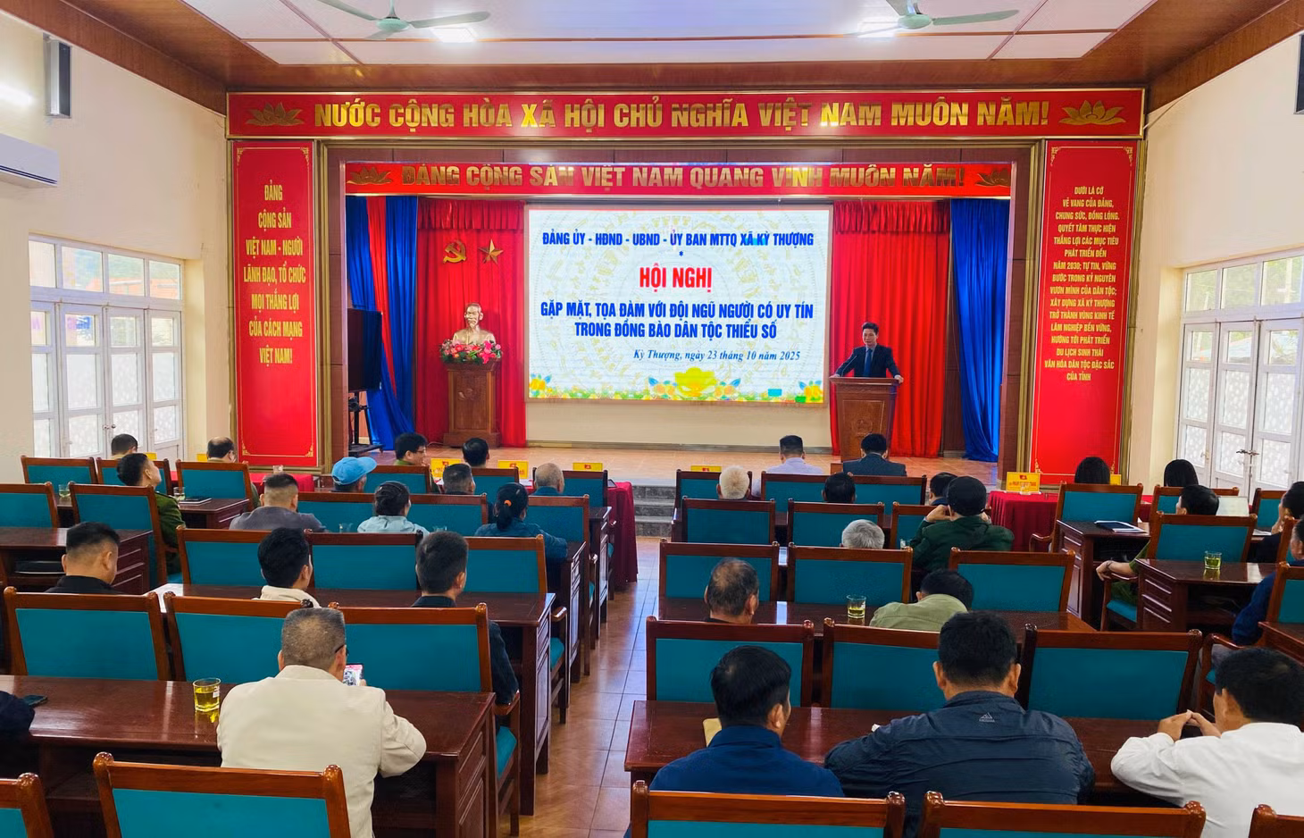 Kỳ Thượng tổ chức gặp mặt, tọa đàm với đội ngũ người có uy tín trong đồng bào dân tộc thiểu số trên địa bàn, tháng 10/2025. Ảnh: Địa phương cung cấp