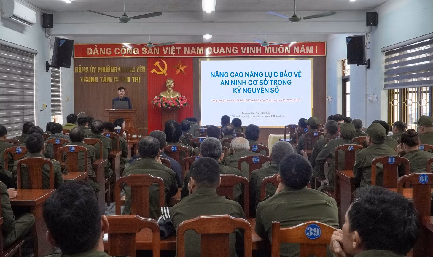 Công an phường Quảng Yên phối hợp với Trung tâm Chính trị Quảng Yên tổ chức lớp tập huấn “Ứng dụng trí tuệ nhân tạo (AI) trong công tác bảo đảm an ninh, trật tự cơ sở” năm 2025. Ảnh: Hồng Quảng 