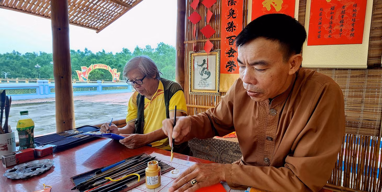 họa sĩ Nghiêm Vinh tại Miếu Vua Bà.
