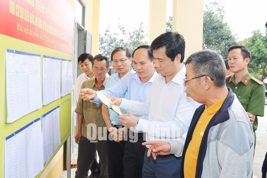 Chủ tịch UBND tỉnh kiểm tra công tác bầu cử tại phường Trà Cổ (4-2021). Ảnh: Trúc Linh