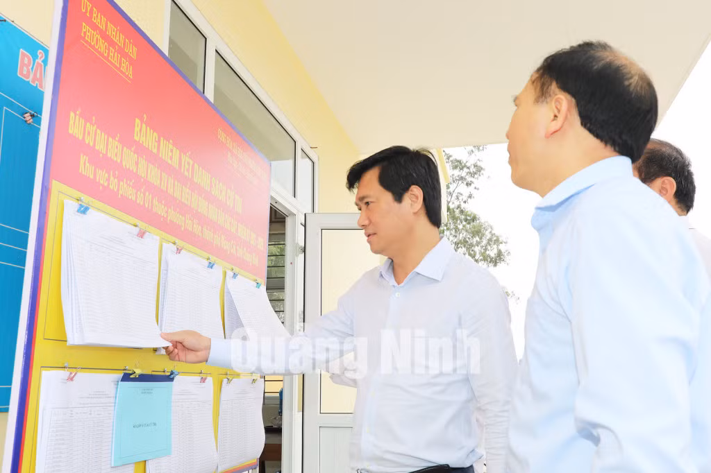 Chủ tịch UBND tỉnh kiểm tra Bảng niêm yết danh sách cử tri tại phường Hải Hòa, TP Móng Cái (4-2021). Ảnh: Trúc Linh