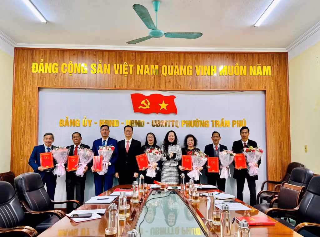Anh Hoàng Quang Trường (ngoài cùng bên phải) nhận quyết định công nhận Trưởng khu phố nhiệm kỳ 2025-2027.