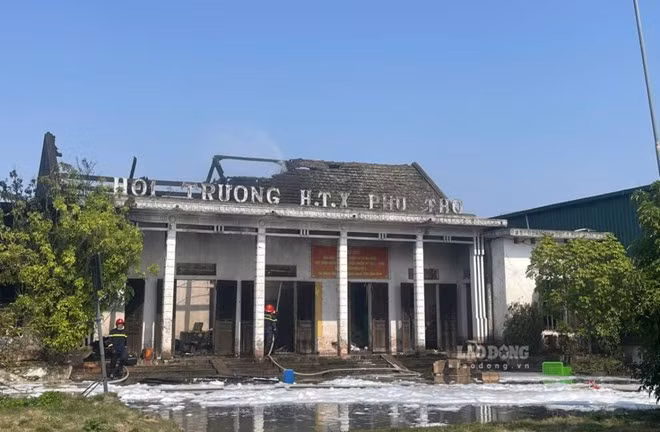 Đám cháy ở nhà kho của một công ty giày da ở Nam Định. Ảnh: Người dân cung cấp