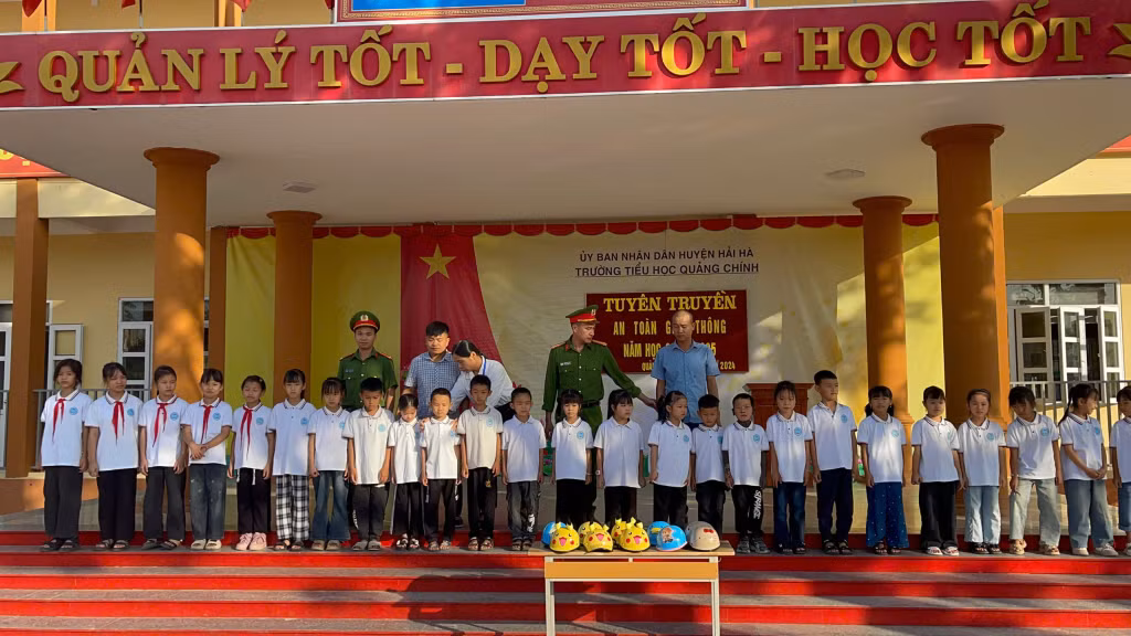 Công an xã Quảng Chính phối hợp với Trường tiểu học Quảng Chính tuyên truyền Luật Giao thông đường bộ và tặng mũ bảo hiểm cho học sinh