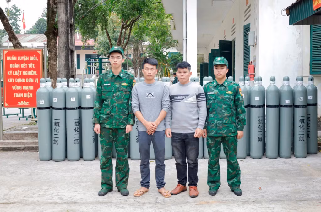 Đồn BP Bắc Sơn phối hợp với Đội đặc nhiệm phòng chống ma túy và tội phạm (BĐBP tỉnh) bắt giữ các đối tượng vận chuyển trái phép 39 bình khí cười tại khu vực biên giới ngày 27/11/2024