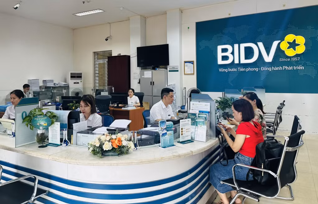 Khách hàng được hỗ trợ cập nhật thông tin sinh trắc học tại quầy giao dịch.
