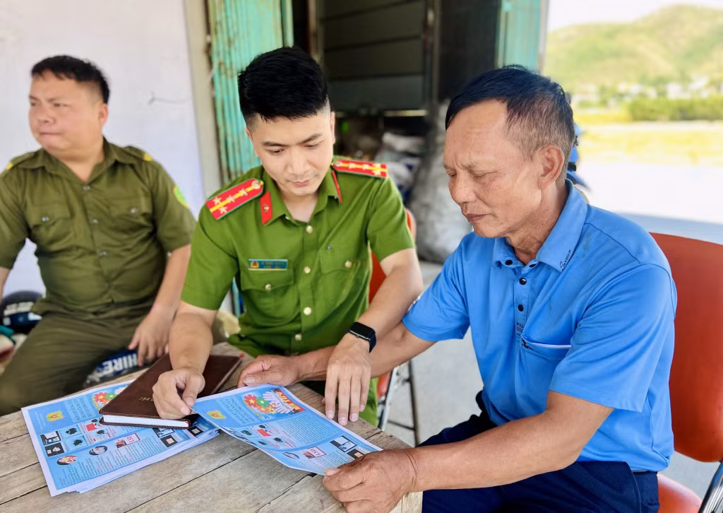Ông Hà Văn Cảnh được Công an xã Bằng Cả tuyên truyền phòng chống ma túy.