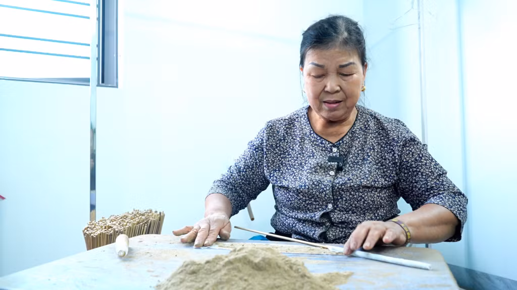Bà Mỹ thực hiện công đoạn quấn hương.
