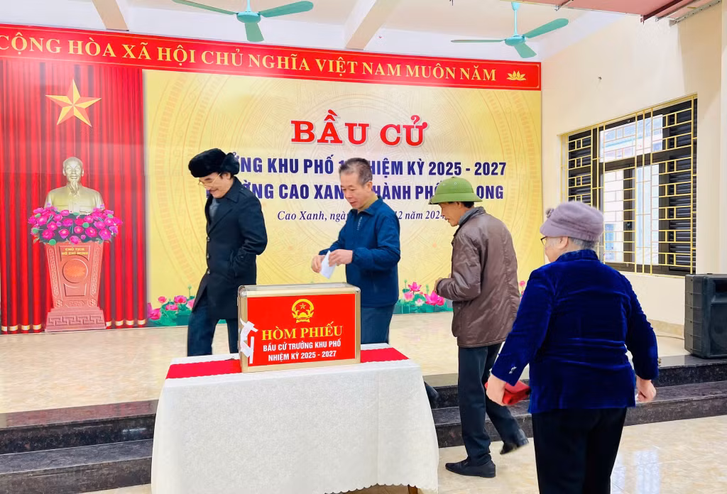 Cử tri phường Cao Xanh (TP Hạ Long) đi bầu cử.