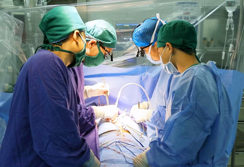 Ca mổ sửa van tim cho người bệnh tại Bệnh viện Đa khoa tỉnh.