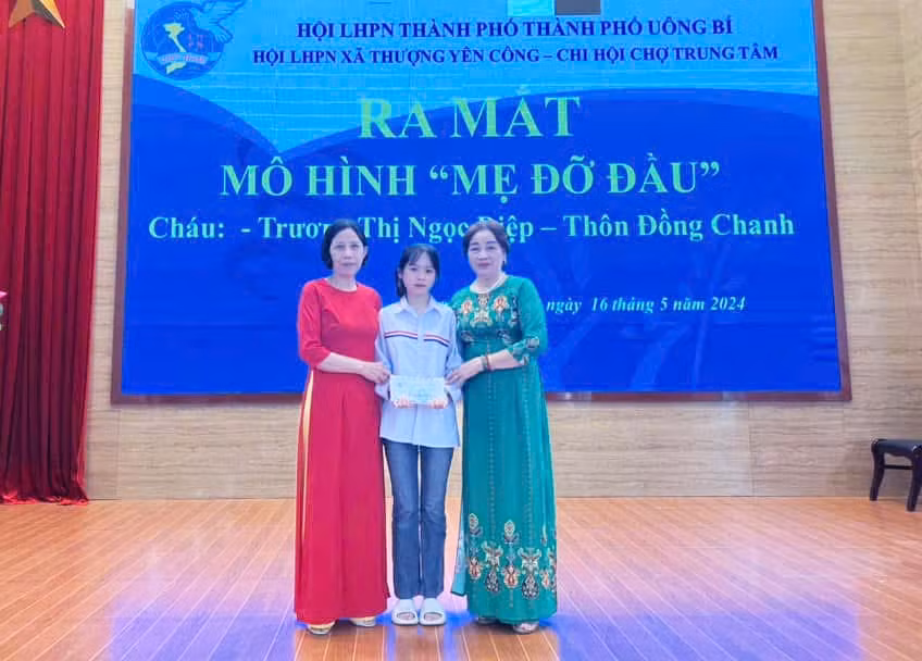 Chị em phụ nữ xã Thượng Yên Công nhận đỡ đầu cháu Ngọc Diệp.