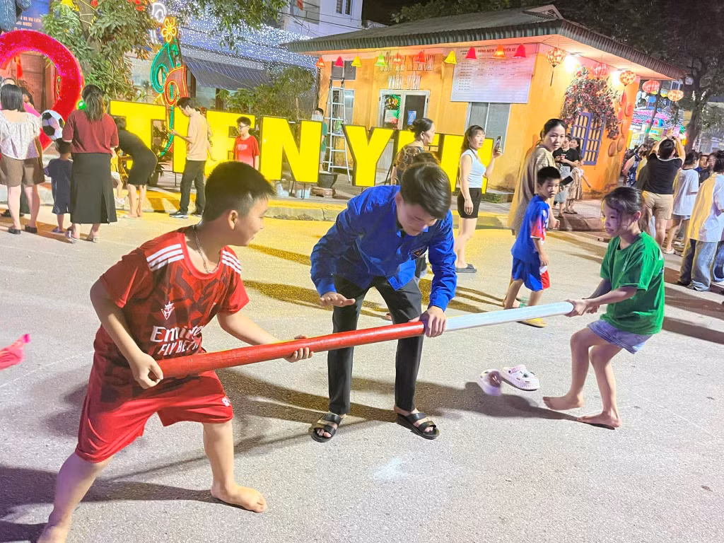 Trẻ em tham gia trò chơi dân gian đẩy gậy tại Phố đi bộ huyện Tiên Yên.