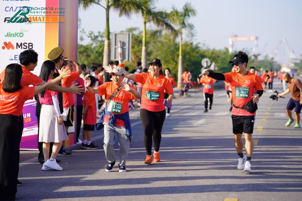 Bà Darawan Plaendee, Phó Tổng Giám đốc Công ty TNHH Autoliv Việt Nam chinh phục cự li 5km.