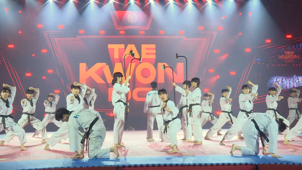 Các VĐV Hàn Quốc biểu diễn Taekwondo tại buổi tổng duyệt.