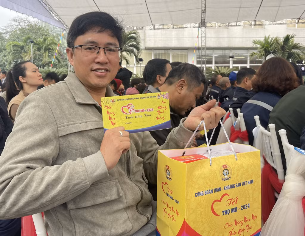 Niềm vui của thợ mỏ khi được nhận quà Tết.