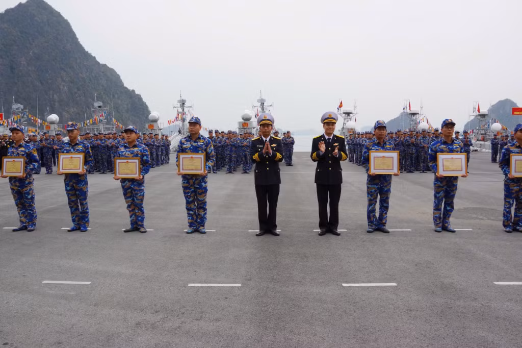 Ban tổ chức trao giải tại hội thi, hội thao. Ảnh: Minh Đức (Lữ đoàn 170)