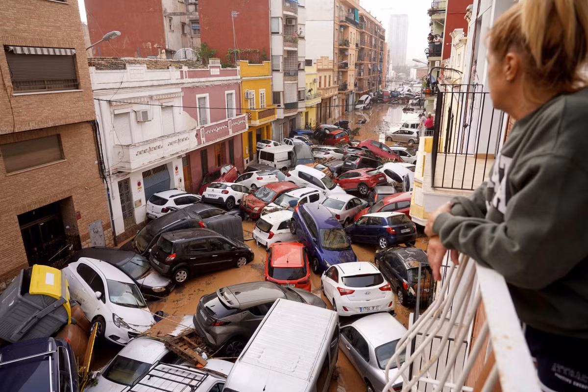 Ôtô ngổn ngang sau lũ ở vùng Valencia, Tây Ban Nha.