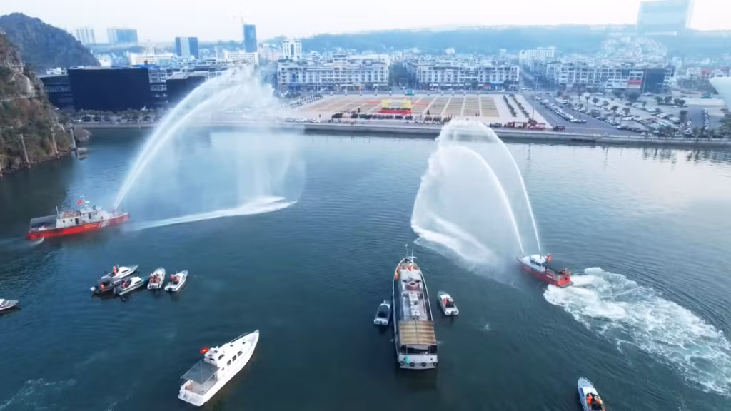Các lực lượng tổ chức diễu hành trên tuyến đường thủy để tăng cường tuyên truyền cho người dân thực hiện nghiêm việc chấp hành an toàn giao thông đường thủy.