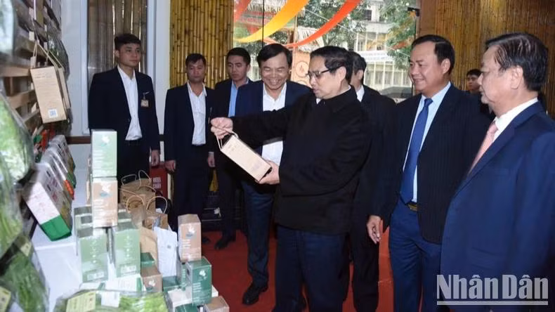 Thủ tướng Phạm Minh Chính thăm gian hàng trưng bày các sản phẩm OCOP tiêu biểu. (Ảnh: TRẦN HẢI)