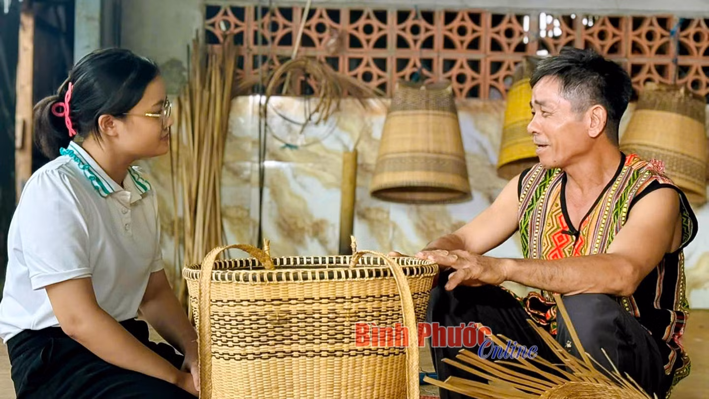 Anh Phạm Quốc Hưng chia sẻ với phóng viên về niềm đam mê nghề thủ công truyền thống đan gùi của dân tộc S’tiêng