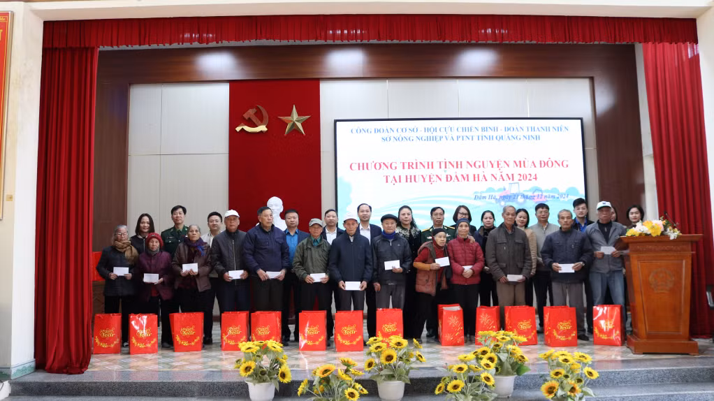 Tặng quà gia đình chính sách, hộ khó khăn tại xã Quảng Tân.
