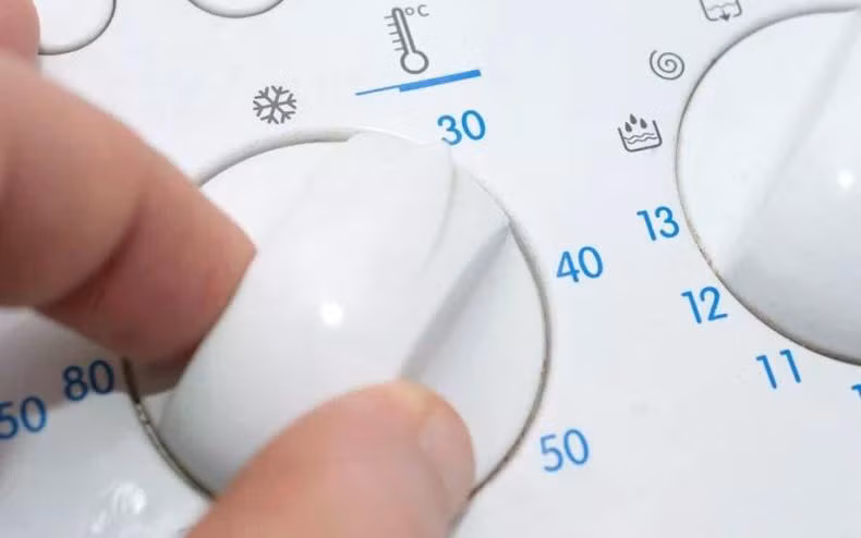 Chế độ giặt với nước mát cũng được khuyến khích nhằm giảm bớt tình trạng vi sợi bị bào mòn khỏi quần áo. (Ảnh: Le Parisien)