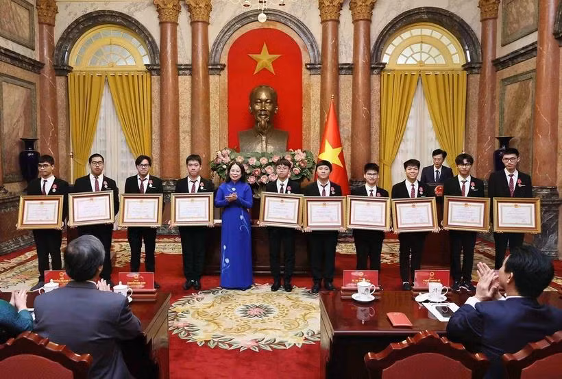 Phó Chủ tịch nước Võ Thị Ánh Xuân trao Huân chương Lao động hạng Nhì cho các học sinh đoạt giải Olympic và Khoa học kỹ thuật quốc tế. (Ảnh: An Đăng/TTXVN)