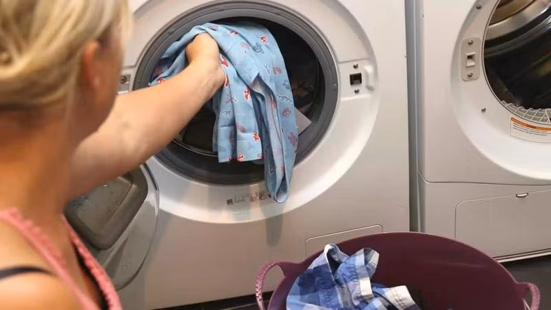 Tính bình quân đầu người, hoạt động giặt giũ áo quần thải ra ngoài môi trường 220.000 vi sợi mỗi ngày. (Ảnh: FranceInfo)