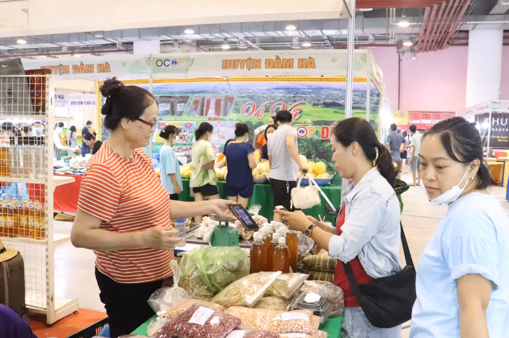 Người dân sử dụng thành thạo các hình thức thanh toán trực tuyến không dùng đến tiền mặt khi mua sắm tại Hội chợ OCOP Quảng Ninh.