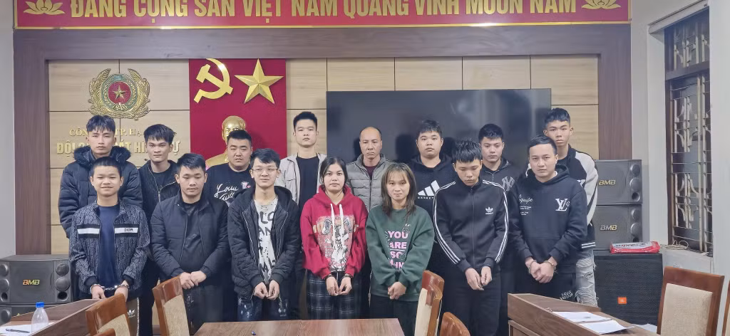 Các đối tượng tại cơ quan công an.