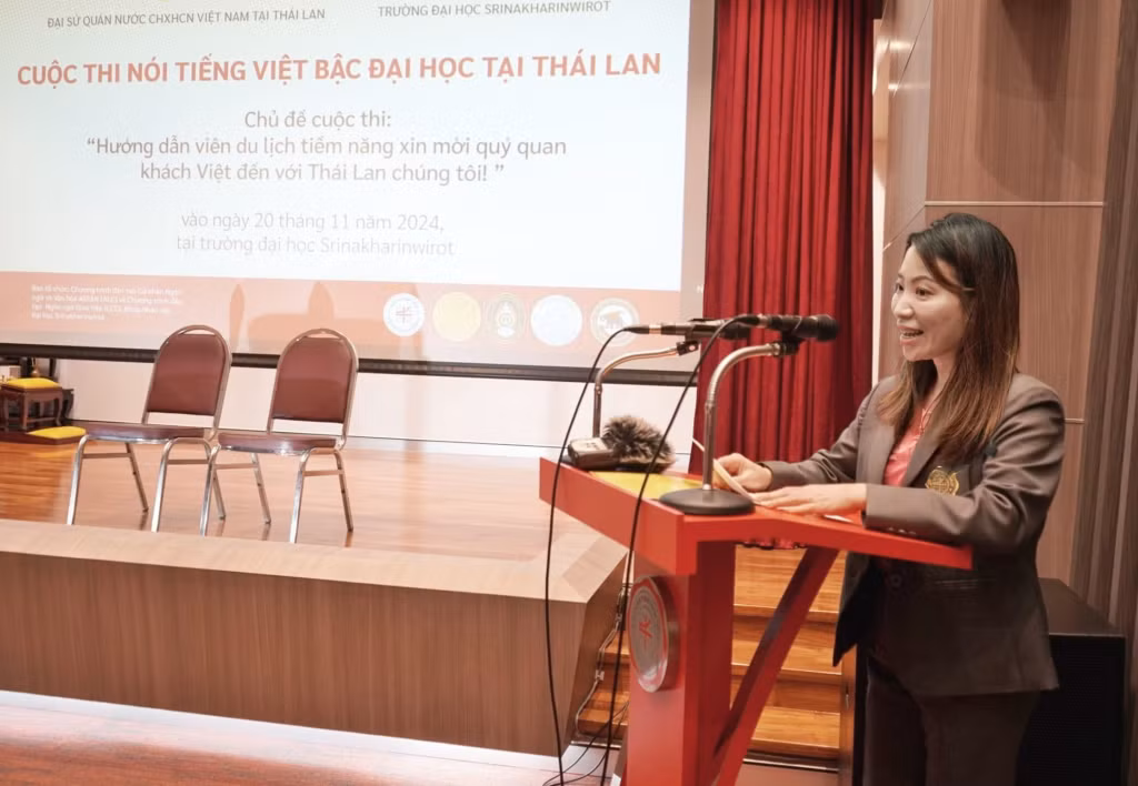 PGS Nguyễn Thị Chiêm trong vai trò Trưởng Ban tổ chức cuộc thi nói Tiếng Việt bậc đại học tại Thái Lan.